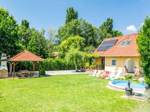 A garden outside Holiday Home Horvath by Interhome