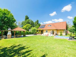 A garden outside Holiday Home Horvath by Interhome