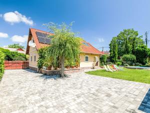 A garden outside Holiday Home Horvath by Interhome