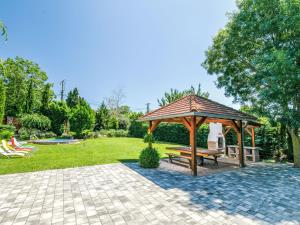 A garden outside Holiday Home Horvath by Interhome