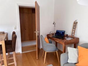 TV a/nebo společenská místnost v ubytování Lichtdurchflutete Wohnung