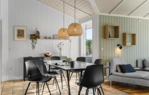 Posezení v ubytování Nice Home In Strøby With Wifi