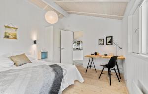 Postel nebo postele na pokoji v ubytování Nice Home In Strøby With Wifi