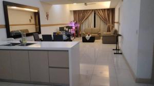 ein großes Wohnzimmer mit einer Küche und einem Wohnzimmer in der Unterkunft Suasana Bukit Ceylon KLCC by SwiftTravels in Kuala Lumpur + 8 Fotos