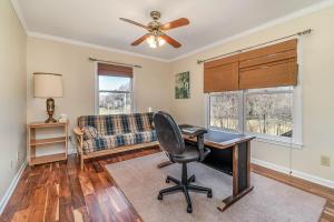 Χώρος καθιστικού στο Snow Creek Retreat 20 minutes south of Franklin