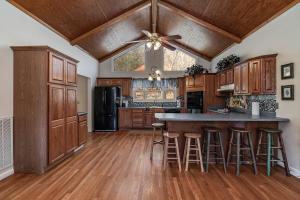 Η κουζίνα ή μικρή κουζίνα στο Snow Creek Retreat 20 minutes south of Franklin