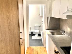 een kleine badkamer met toilet en wastafel bij Beautiful & Charming studio EU DISTRICT in Brussel