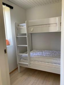 a room with two bunk beds in a room at Nymindegab Ridecenter Ferienwohnung in Nørre Nebel