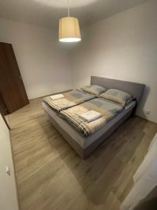 Postel nebo postele na pokoji v ubytování Moderný 3i byt s balkónom