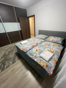 Postel nebo postele na pokoji v ubytování Moderný 3i byt s balkónom