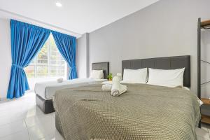 a bedroom with two beds with a stuffed animal sitting on the bed at Family Retreat Cozy Stay in Cameron- Clover Home M-08 in Brinchang