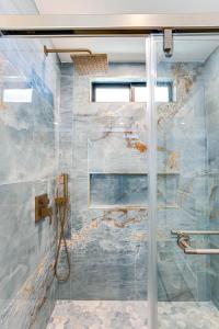 エスコンディードにあるNewly Remodeled Homeの浴室のガラス扉付きシャワー