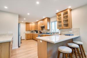 エスコンディードにあるNewly Remodeled Homeの木製のキャビネットとカウンタートップを備えたキッチン +22枚の写真