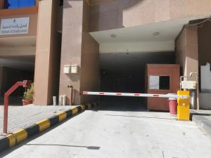 an empty parking lot with a ramp in front of a building at فندق رفادة الذهبية in Miná
