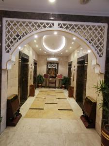 an entrance to a lobby with an arched hallway at فندق رفادة الذهبية in Miná +54 photos