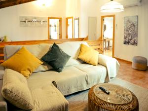 una sala de estar con un sofá y una mesa en Casa rural El Encanto de La Gila, en Alcalá del Júcar 45 fotos más