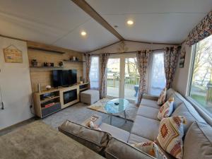 TV a/nebo společenská místnost v ubytování Lydstep Beach Village - 202 Beach Drive