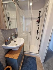 Koupelna v ubytování Lydstep Beach Village - 202 Beach Drive