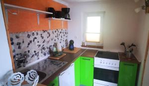 Dapur atau dapur kecil di Appartement In Lütow Mit Grill