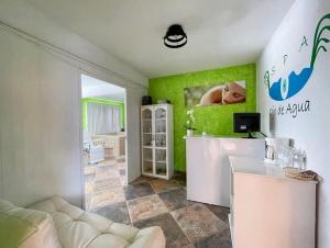 a living room with a green wall with a couch at Hotel Cristal Chignahuapan in Chignahuapan