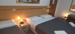 Postel nebo postele na pokoji v ubytování Hotel Tito