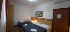 Postel nebo postele na pokoji v ubytování Hotel Tito