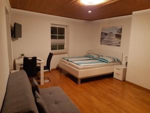 Un pat sau paturi într-o cameră la Ferienhaus Würzgarte