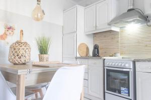 Kuchyň nebo kuchyňský kout v ubytování Alojamento Avenida da Praia - Almograve