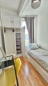 una stanza con un letto, una scrivania e una finestra di Single room near Bayswater close to tube & Bus a Londra Altre 13 foto