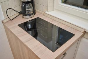 a stove top in a counter in a kitchen at Ferienhaus Aargau In Bamberg in Bamberg
