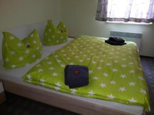a bed with a green blanket with stars on it at Ferienhaus Lilienstein in Prossen
