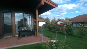 una casa con patio arredato con tavolo e sedie di Hundefreundliches Haus Austernperle In Sehestedt a Sehestedt