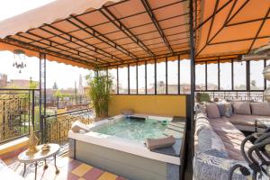 Posezení v ubytování Dar Khmissa Riad & Spa