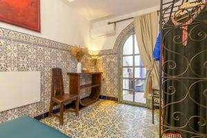 Postel nebo postele na pokoji v ubytování Dar Khmissa Riad & Spa
