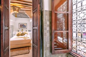 Postel nebo postele na pokoji v ubytování Dar Khmissa Riad & Spa