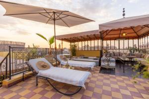 Balkón nebo terasa v ubytování Dar Khmissa Riad & Spa