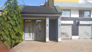 eine Garage mit einer Tür vor einem Haus in der Unterkunft Résidence Angéline 4 studios in Yassa