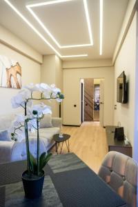 een woonkamer met een bed en een bank bij Avenue Boutique Luxury N3 in Chişinău