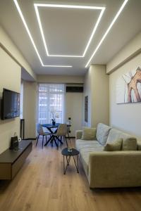 een woonkamer met een bank en een tafel bij Avenue Boutique Luxury N3 in Chişinău