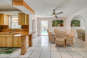 Una cocina y un comedor con mesa y sillas. en 3 Mi to Naples Botanical Garden Home with Hot Tub!, en Naples