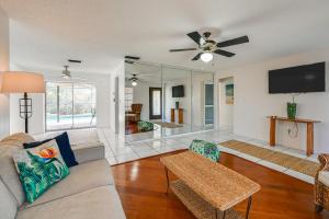 Una sala de estar con un sofá y un ventilador de techo. en 3 Mi to Naples Botanical Garden Home with Hot Tub!, en Naples