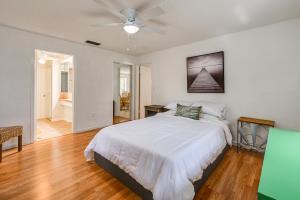 Un dormitorio blanco con una cama y un ventilador de techo. en 3 Mi to Naples Botanical Garden Home with Hot Tub!, en Naples 16 fotos más