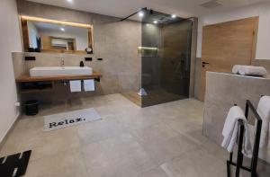 ゼープニッツにあるNeue Ferienwohnung In Altendorf Mit Gartenの洗面台とシャワー付きのバスルーム