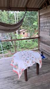 a table sitting on a porch of a cabin at casa de descano in Belém +4 photos