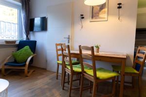 TV a/nebo společenská místnost v ubytování Ferienwohnung Mit Balkon Und Zwei Schlafzimmern