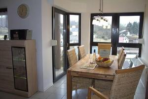 Kuchyň nebo kuchyňský kout v ubytování Elegante Ferienwohnung In Schalkenmehren