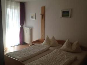 une chambre avec deux lits et une fenêtre dans l'établissement Wohnung In Bad Kötzting, à Bad Kötzting