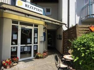 un restaurant avec deux chaises en face d'un bâtiment dans l'établissement Wohnung In Bad Kötzting, à Bad Kötzting 16 autres photos