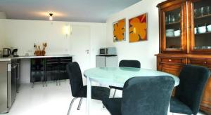 a kitchen with a table and chairs in a room at Lollipop in Bullay