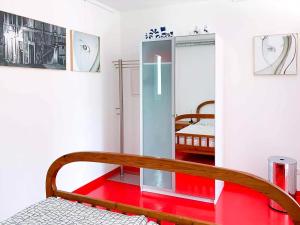 a room with a bench and a bed in it at Lollipop in Bullay